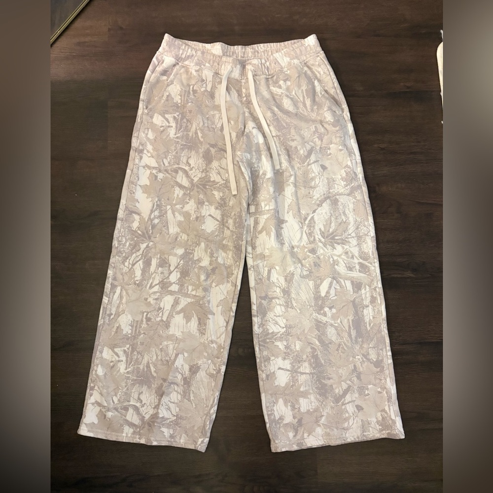 Hollister camo low-rised sweatpants